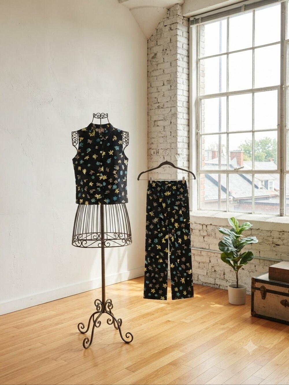 Black Floral Print Sleeveless Top & Straight-Leg Pants Set Rexx NY Medium